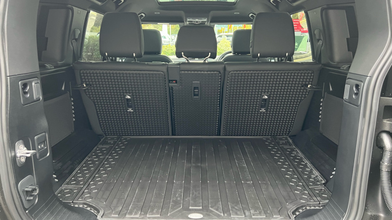 Land Rover Defender 3.0 D350 X-Dynamic SE 110 5dr Auto Diesel Estate